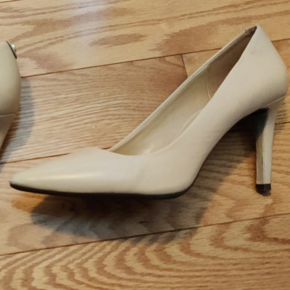 Michael Kors beige heels - Picture 1 of 8